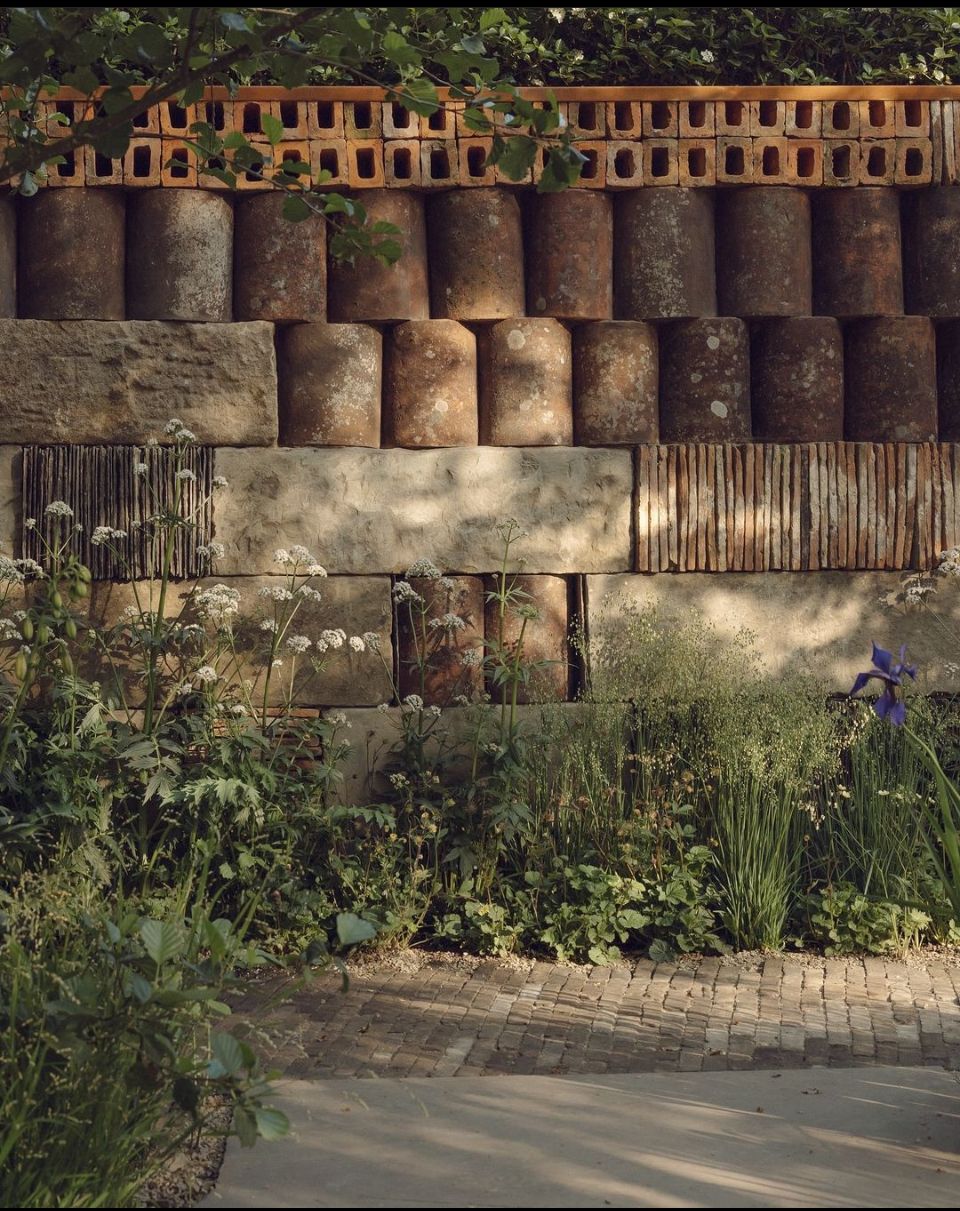 Detail van een ecologische tuinmuur met inheemse beplanting